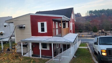 72 E Bacon St in Pottsville, PA - Building Photo - Building Photo