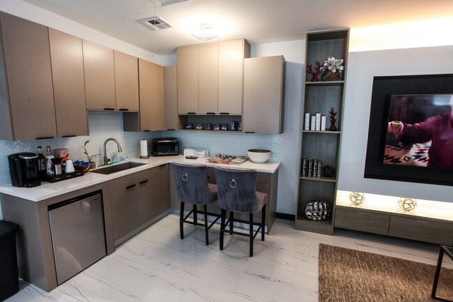 Woodtrail Apartment Homes in Houston, TX - Foto de edificio - Building Photo