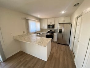 9306 Dalehurst Rd in Santee, CA - Foto de edificio - Building Photo