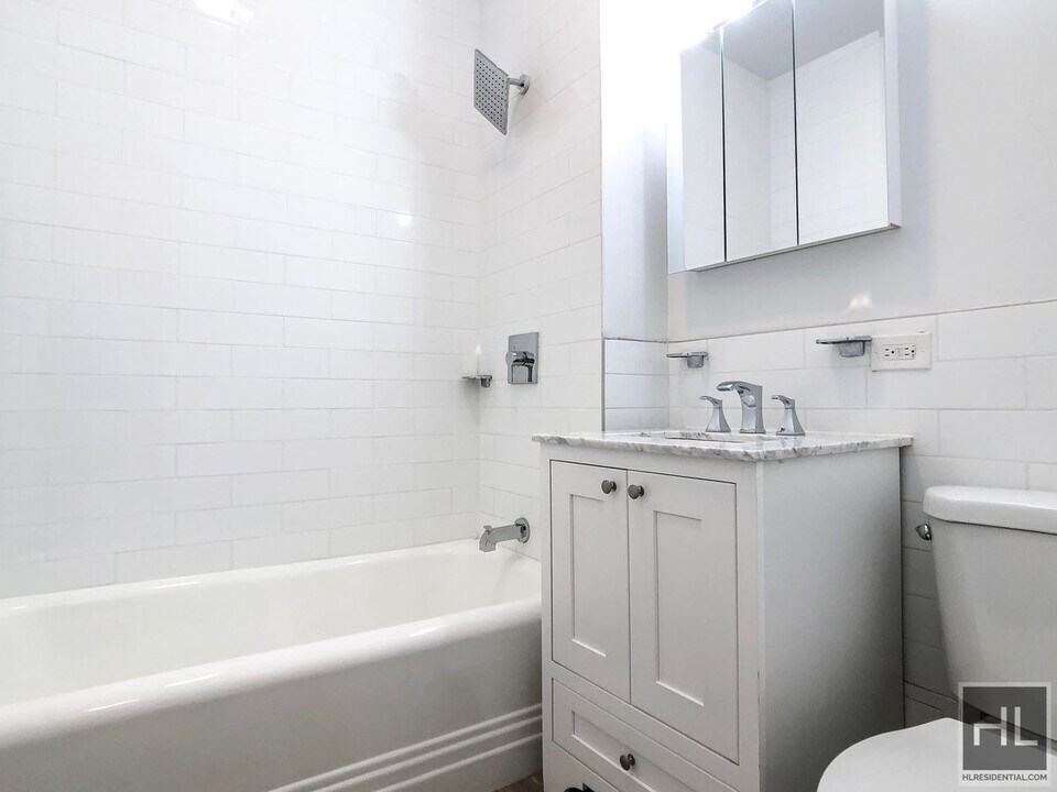 EAST 72 STREET in New York, NY - Building Photo