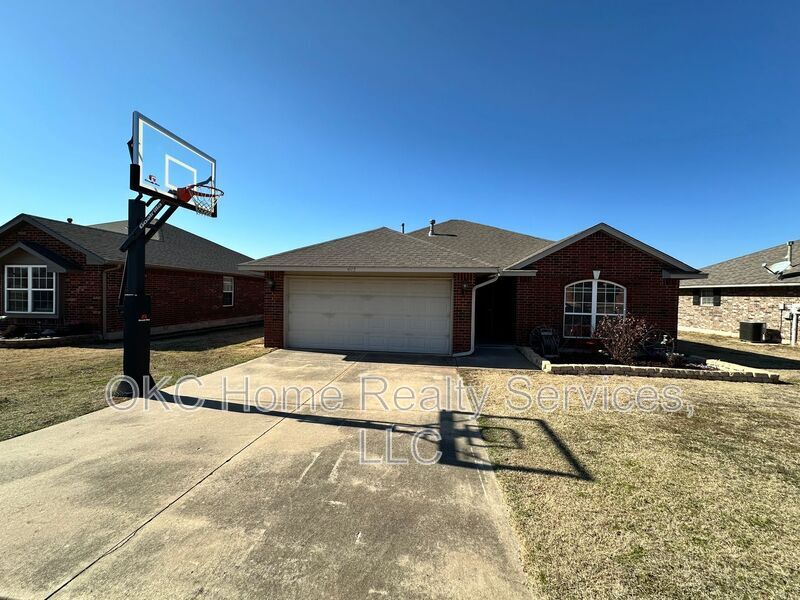 4113 Queens Dr in Moore, OK - Building Photo