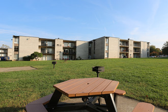 TOWNE CREST APARTMENTS in Gaithersburg, MD - Foto de edificio - Building Photo