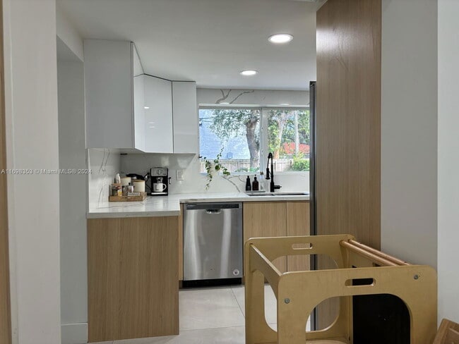 365 NE 87th St in El Portal, FL - Building Photo - Building Photo