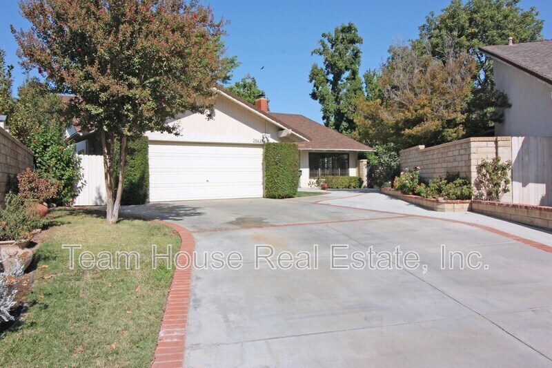 25433 Plaza Escovar in Santa Clarita, CA - Building Photo