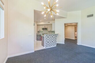 880 E Palm Canyon Dr in Palm Springs, CA - Foto de edificio - Building Photo