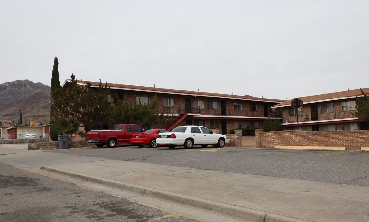 Joshua's Court in El Paso, TX - Building Photo