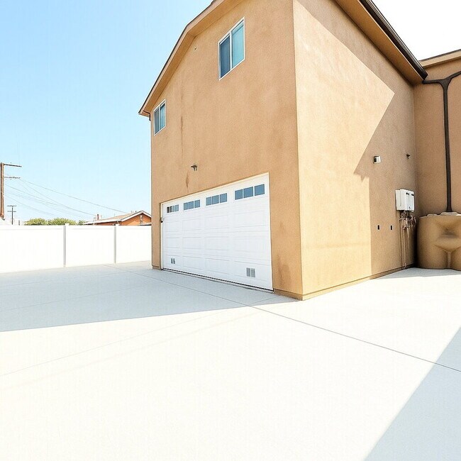 829 E 74th St in Los Angeles, CA - Foto de edificio - Building Photo