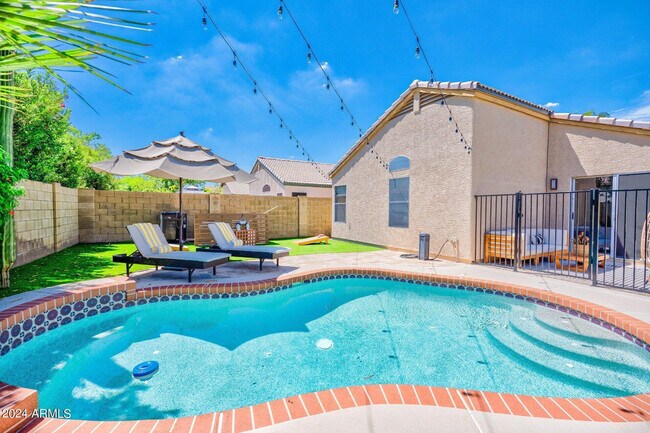 4393 E Hartford Ave in Phoenix, AZ - Building Photo - Building Photo