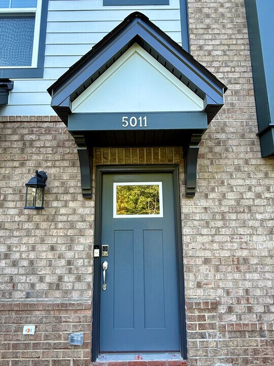 5011 Westmead Ln in Charlotte, NC - Foto de edificio