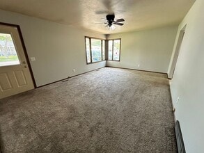 1304 Tuxedo Rd NW in Minot, ND - Building Photo - Building Photo