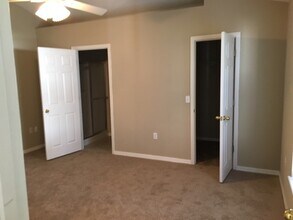 1141 Carmona Ave in Spring Hill, FL - Foto de edificio - Building Photo