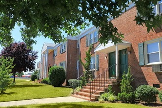 HOLMDEL POINTE in Keyport, NJ - Foto de edificio - Building Photo