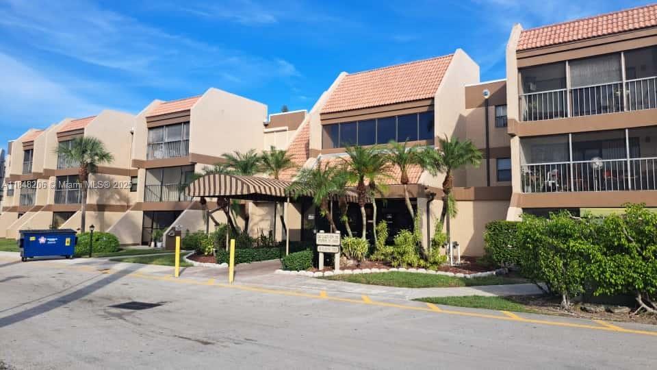 240 Lakeview Dr in Weston, FL - Building Photo