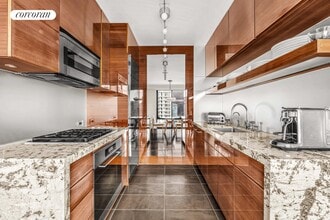 200 E 61st St in New York, NY - Building Photo - Building Photo