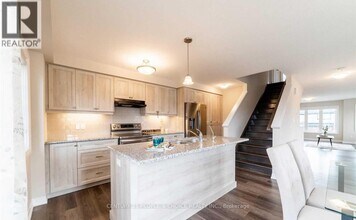 122 Monarch Woods Dr in Kitchener, ON - Building Photo - Building Photo