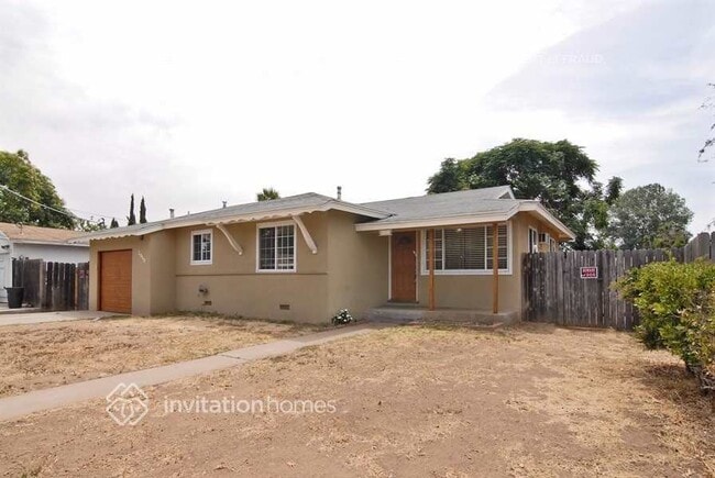 2049 E Lincoln Ave in Escondido, CA - Foto de edificio - Building Photo
