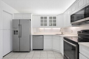 2201 S Ocean Dr in Hollywood, FL - Building Photo