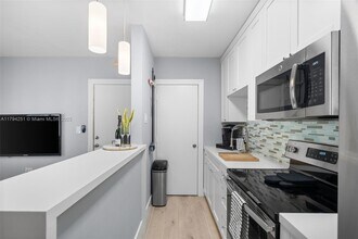 6330 SW 79th St, Unit 7 in South Miami, FL - Building Photo - Building Photo