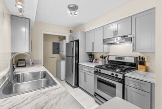 Juniper Place Condominiums in Atlanta, GA - Foto de edificio - Building Photo