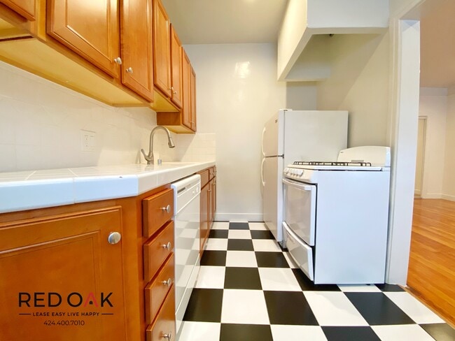 1818 Whitley Ave, Unit 106 in Los Angeles, CA - Building Photo - Building Photo