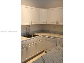 468 NE 206th Ln in Miami, FL - Foto de edificio - Building Photo