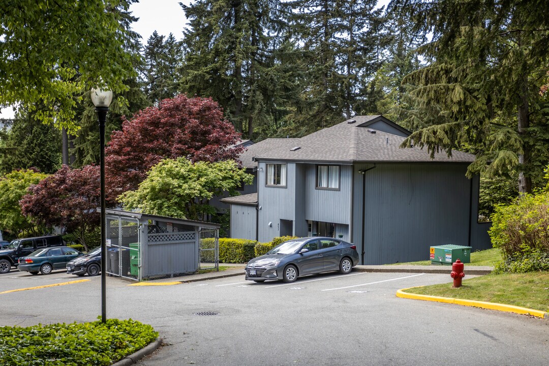 926 Blackstock Rd in Port Moody, BC - Building Photo