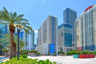 1200 Brickell Bay Dr in Miami, FL - Building Photo - Building Photo