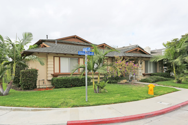 7302 Toulouse Dr in Huntington Beach, CA - Foto de edificio - Building Photo