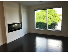 31 S Main St-Unit -203 in Natick, MA - Foto de edificio - Building Photo