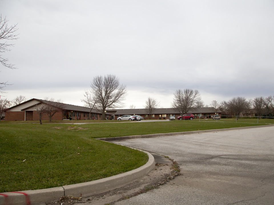 Adel Manor in Adel, IA - Foto de edificio