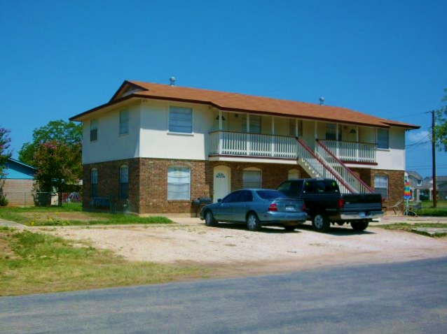 1400 Avenue W in Hondo, TX - Foto de edificio