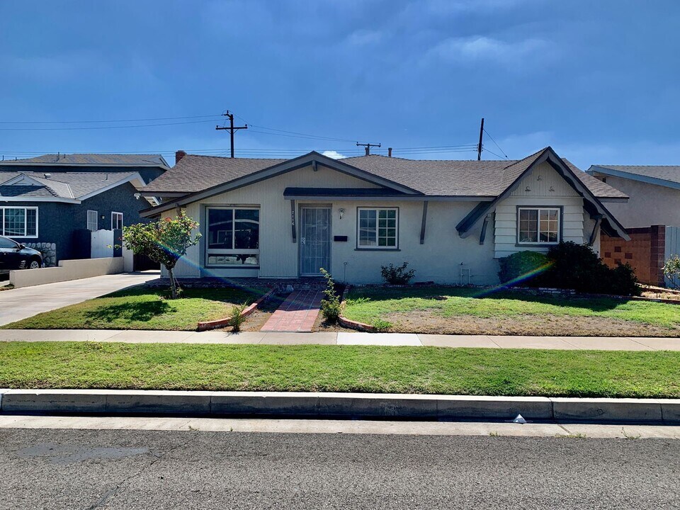 7116 Pelican Dr in Buena Park, CA - Building Photo