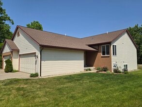 1623 Lamberton Lake Dr NE in Grand Rapids, MI - Building Photo - Building Photo