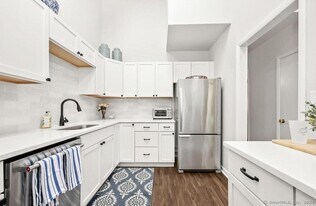 2437 Bedford St in Stamford, CT - Building Photo