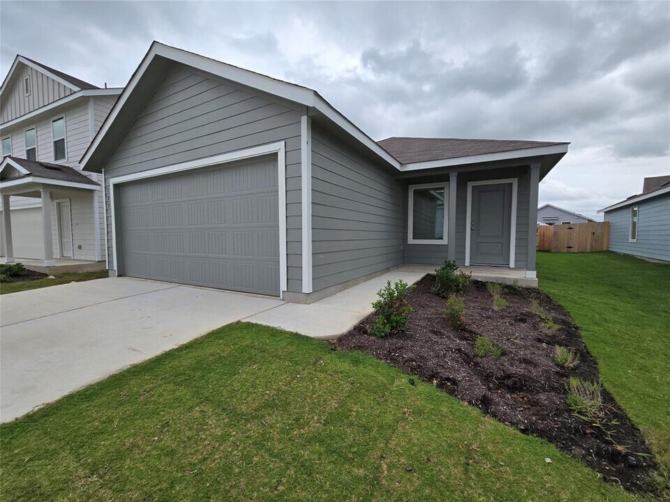 109 California Bnd in Jarrell, TX - Building Photo