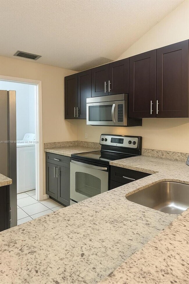 6822 SW 39th St, 14G in Miramar, FL - Building Photo - Building Photo