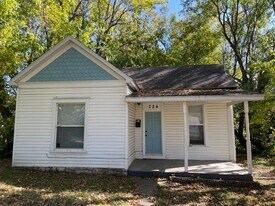 724 N Rogers Ave in Springfield, MO - Building Photo