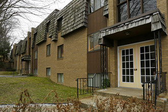 815 Charles St in Carnegie, PA - Foto de edificio - Building Photo