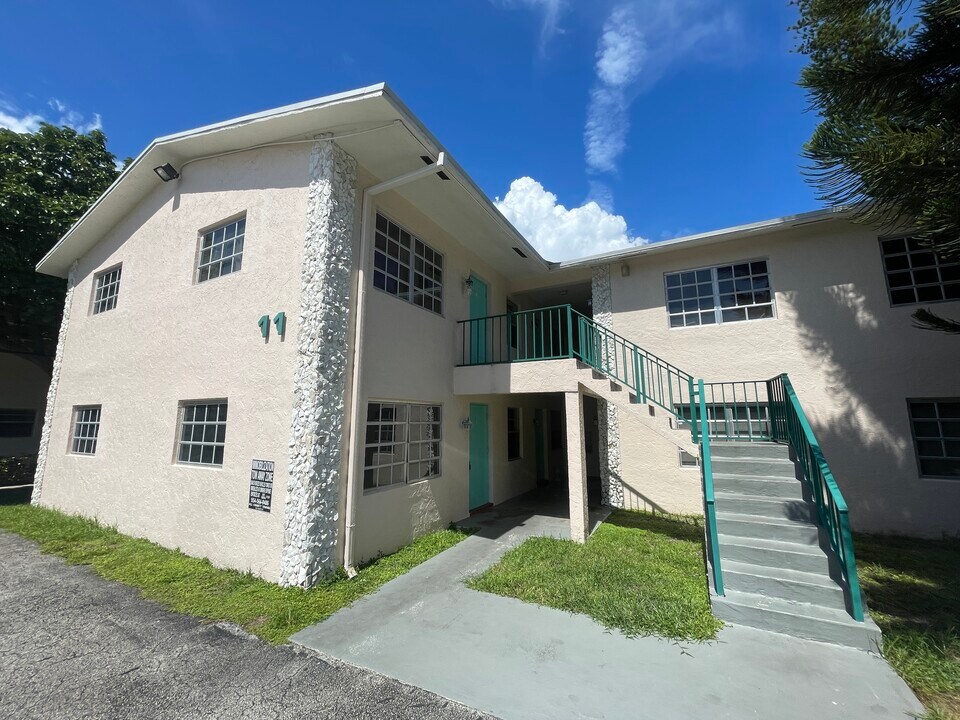 11 NE 24th St in Wilton Manors, FL - Foto de edificio