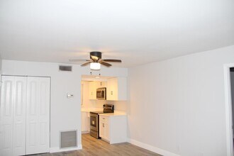 230 Lake Frances Dr in West Palm Beach, FL - Building Photo - Building Photo