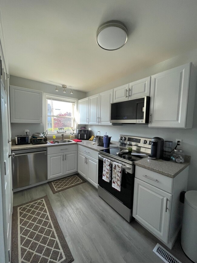124 Pearl St, Unit 124A in Enfield, CT - Building Photo - Building Photo