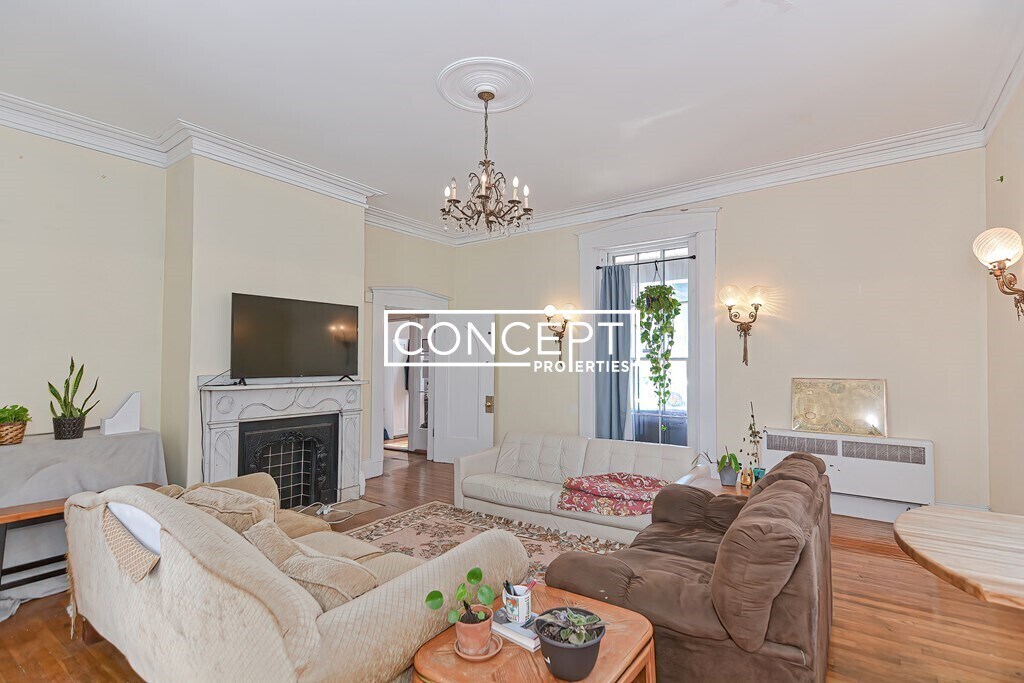 139 Hillside St, Unit A in Boston, MA - Building Photo