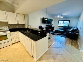8224 Key Royal Cir in Naples, FL - Foto de edificio - Building Photo