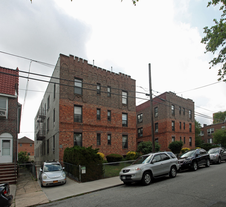 40-45 201st St in Bayside, NY - Building Photo