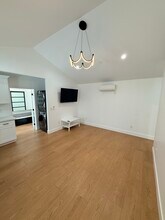 111 E 60th St in Long Beach, CA - Building Photo - Building Photo