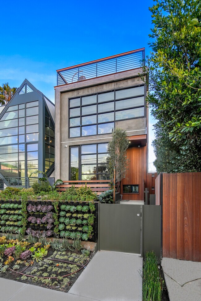 836 California Ave in Venice, CA - Foto de edificio - Building Photo