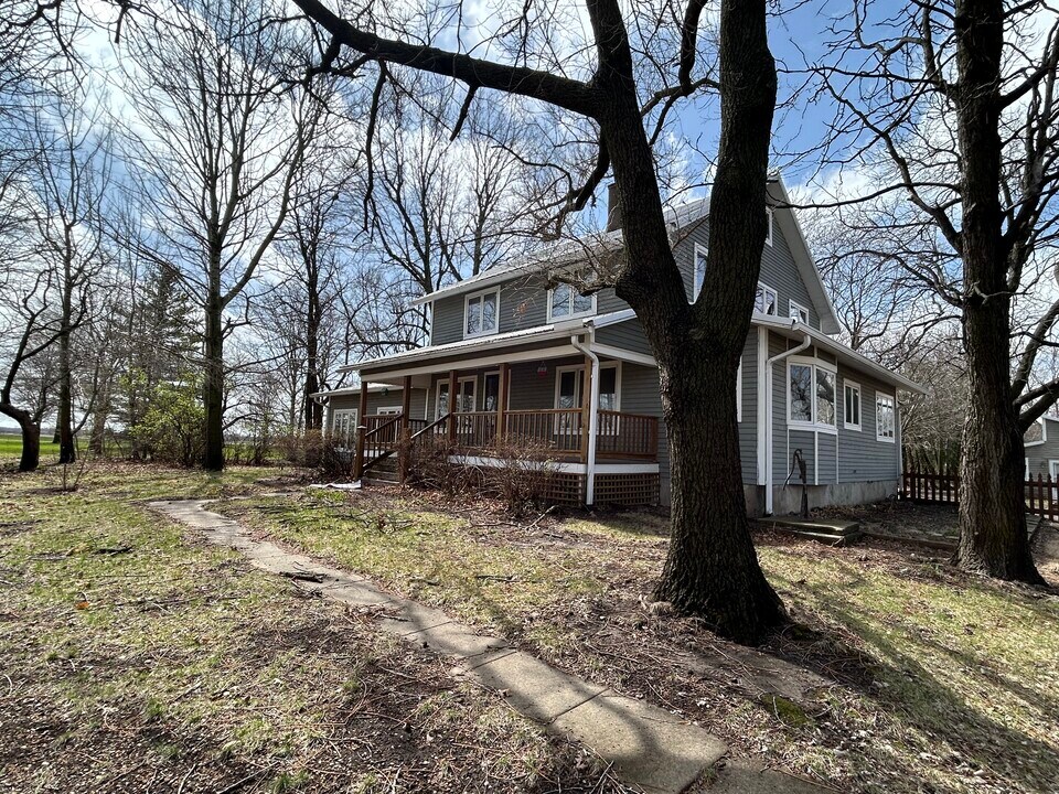 2090 Nutmeg Ave in Fairfield, IA - Building Photo