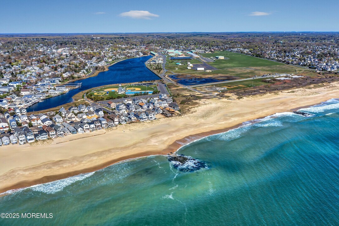 30 Broad St in Manasquan, NJ - Building Photo