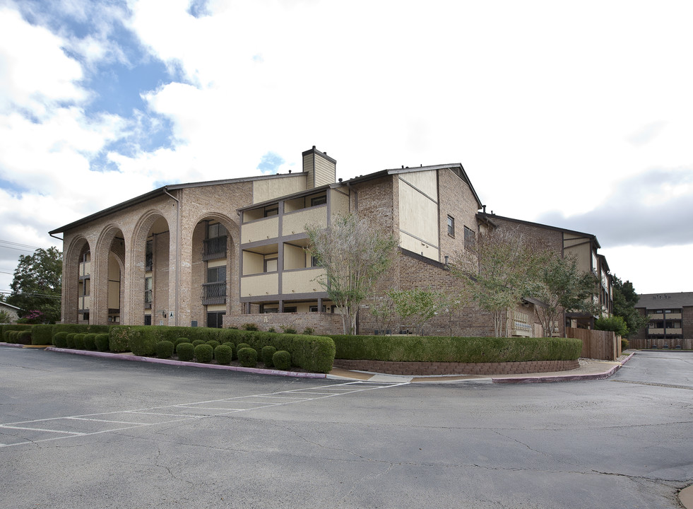 Village Christian Apartments in Austin, TX - Building Photo