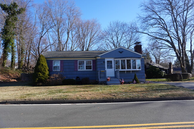 262 Alps Rd in Branford, CT - Building Photo - Building Photo